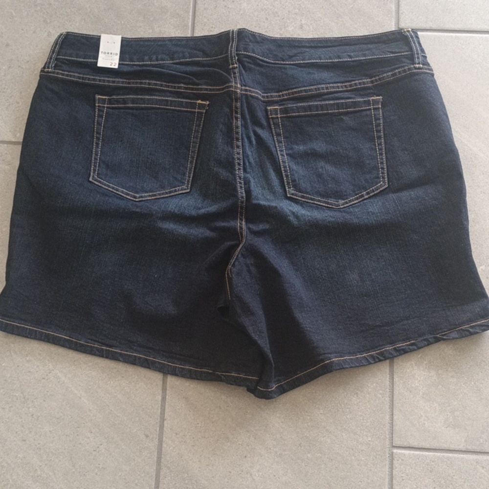 NWT Torrid Dark Wash Denim Shorts Stretchy Size 22 - Picture 3 of 5
